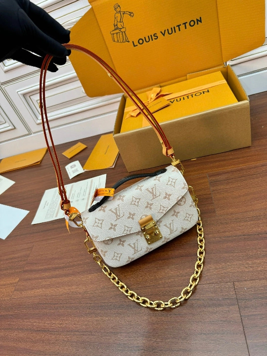 Louis Vuitton Pochette Métis East West M46914